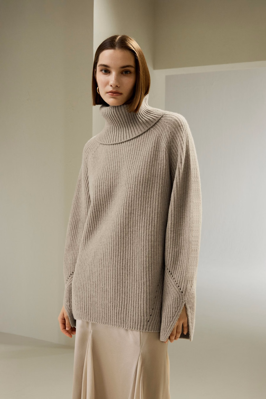 Maglione oversize in lana merino con maniche a fessura