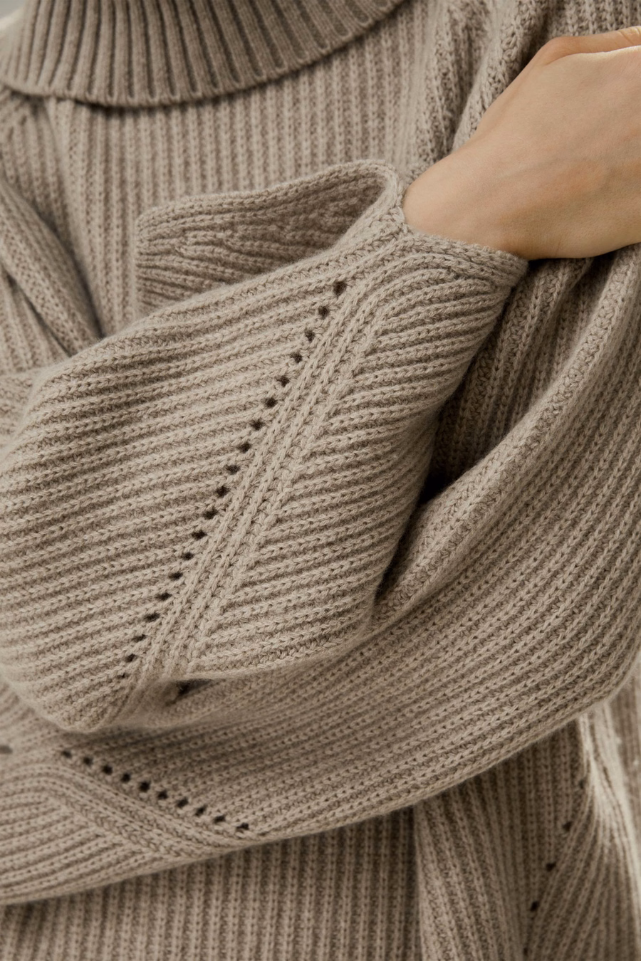 Maglione oversize in lana merino con maniche a fessura