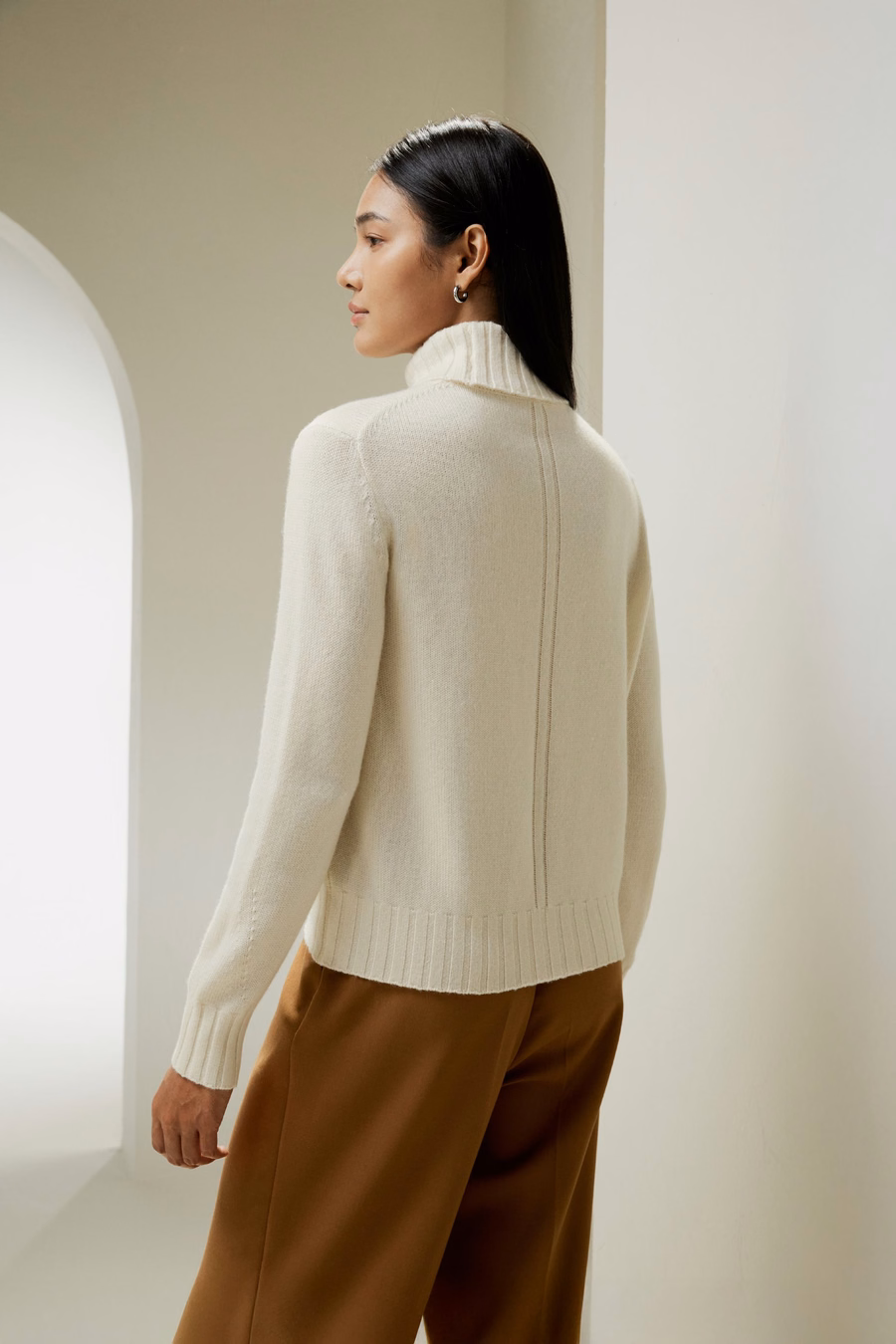 Maglione a collo alto con orlo a coste