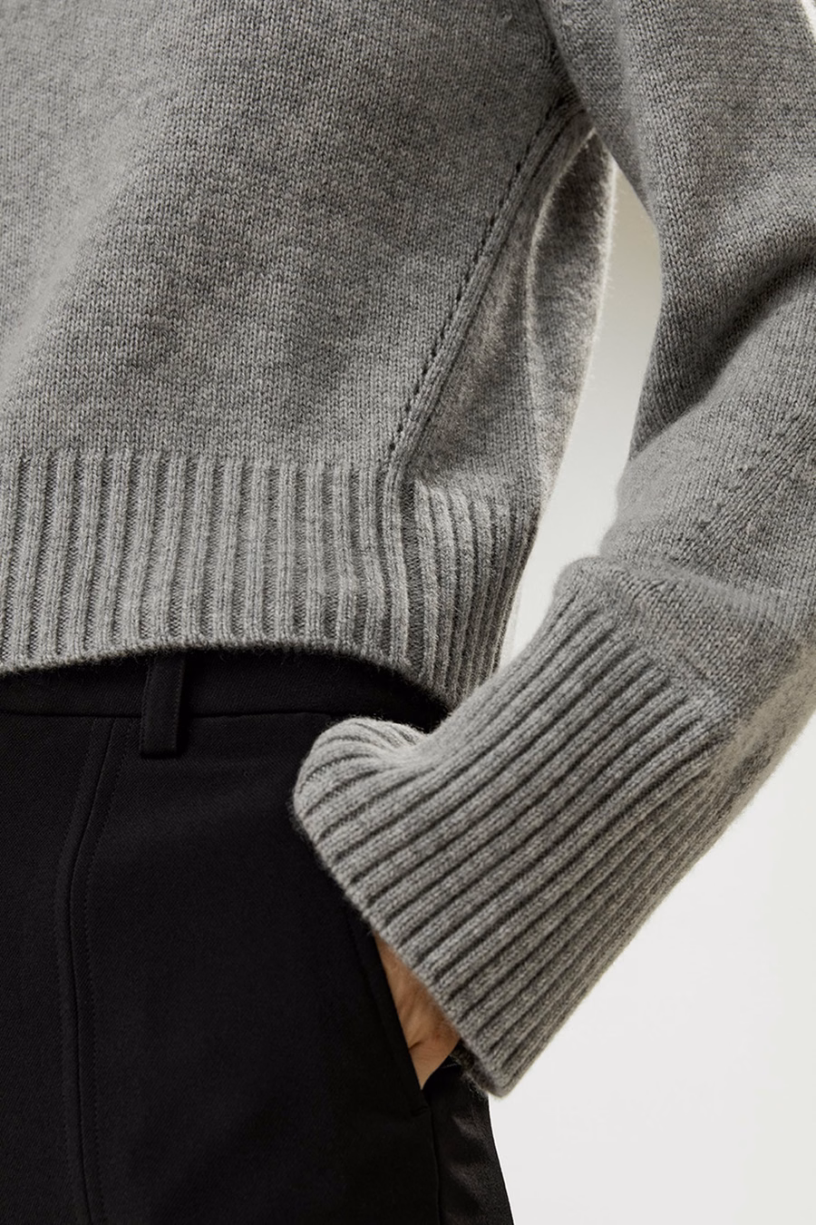 Maglione in lana cashmere con colletto e orlo a costine