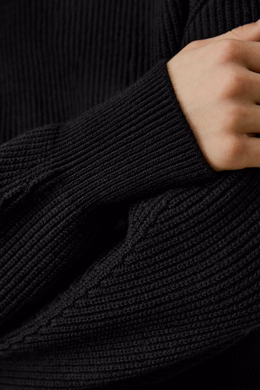 Maglione in lana merino con collo rotondo e spalle cadenti