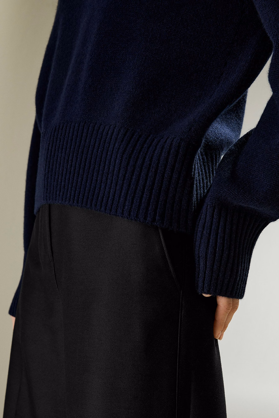 Maglione in misto lana e cashmere con scollatura a V e vestibilità rilassata