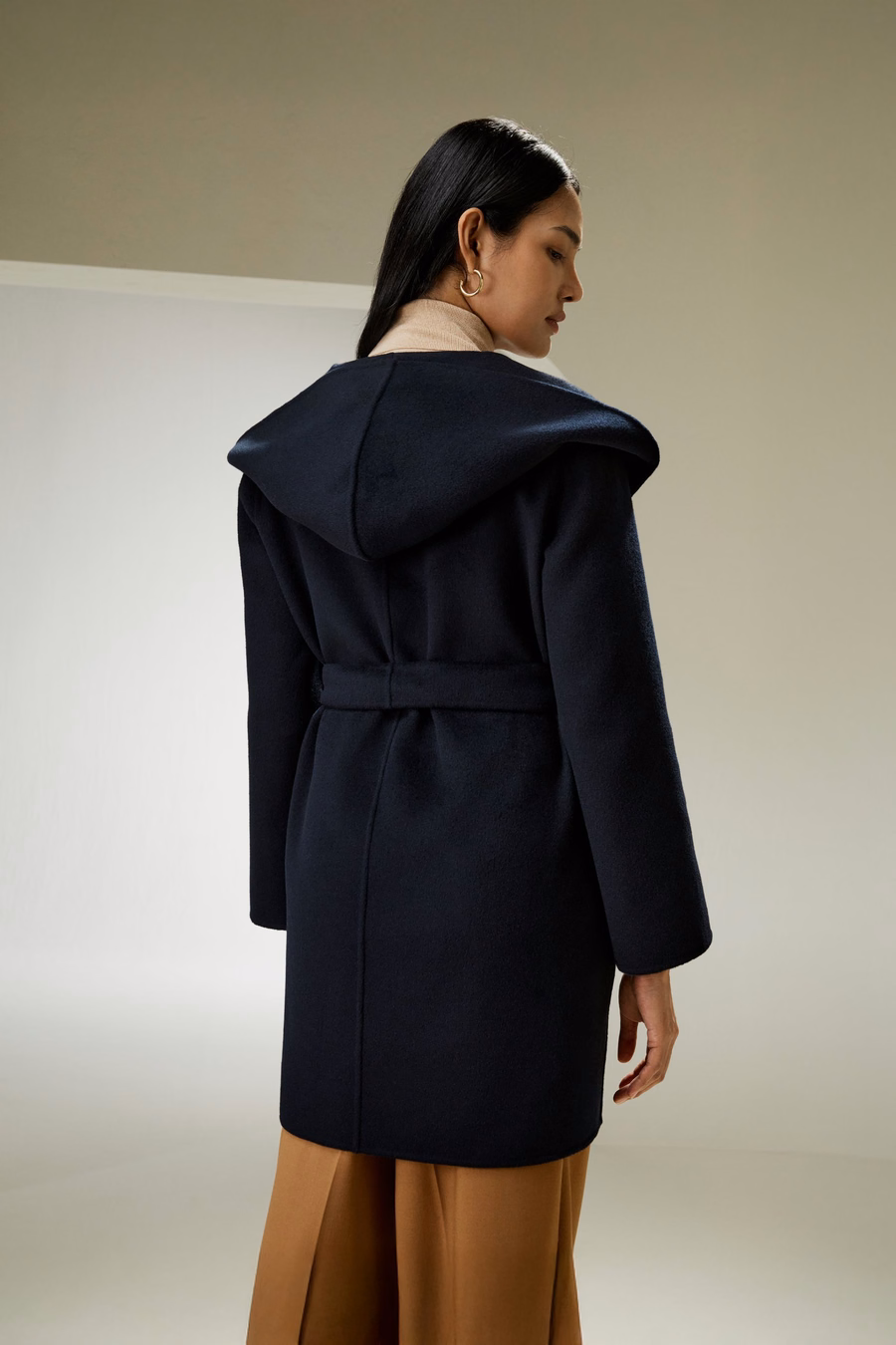 OUTERWEAR IN CASHMERE E LANA CON CINTURA E CAPPUCCIO