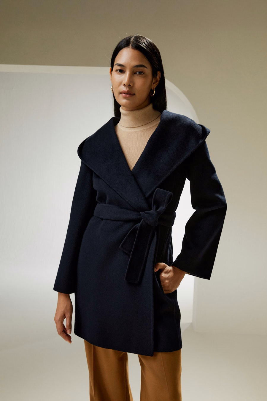 OUTERWEAR IN CASHMERE E LANA CON CINTURA E CAPPUCCIO