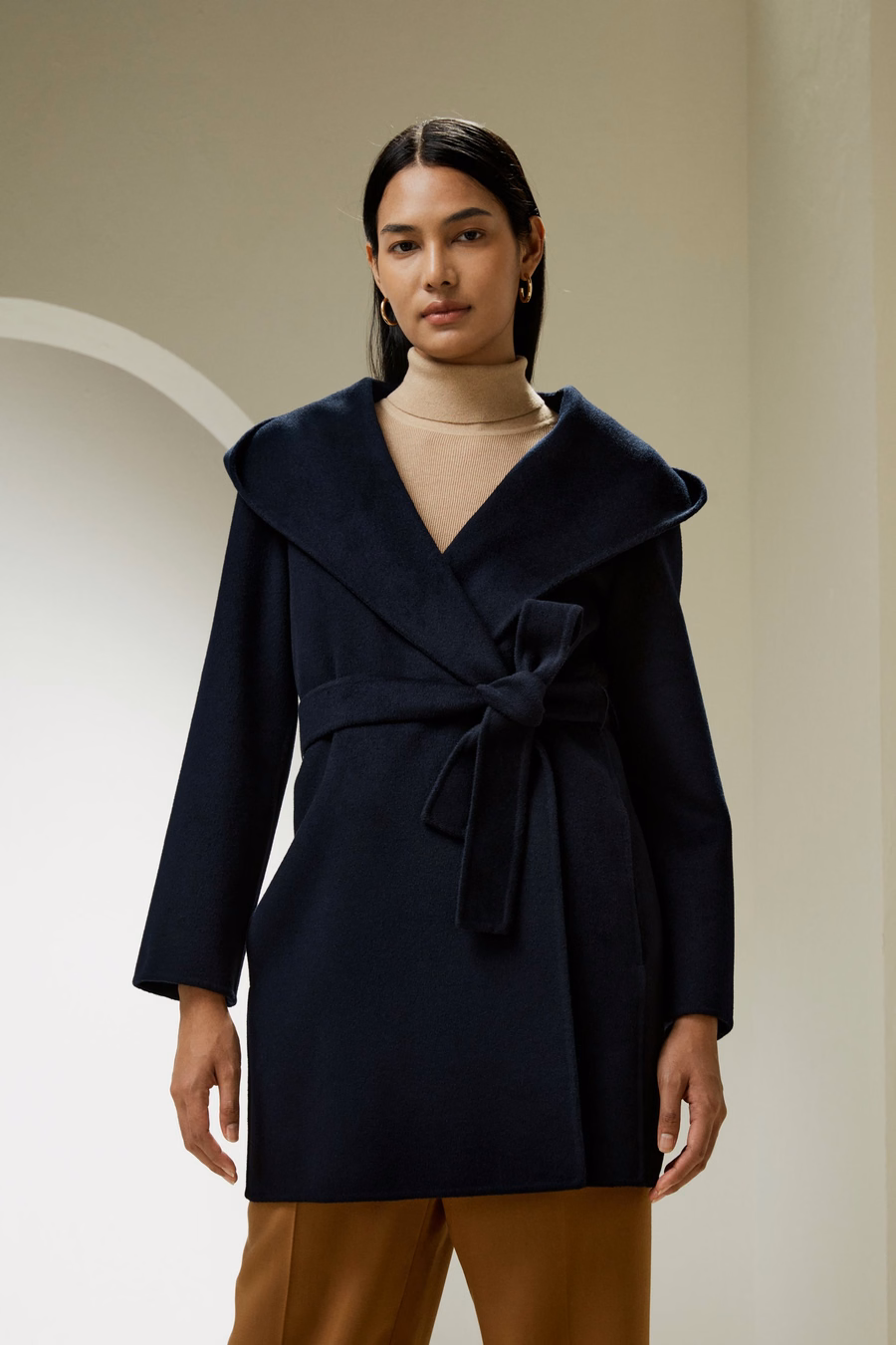 OUTERWEAR IN CASHMERE E LANA CON CINTURA E CAPPUCCIO
