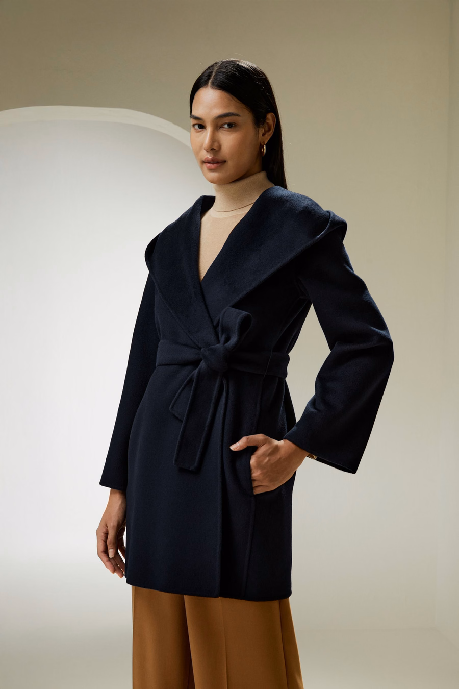 OUTERWEAR IN CASHMERE E LANA CON CINTURA E CAPPUCCIO