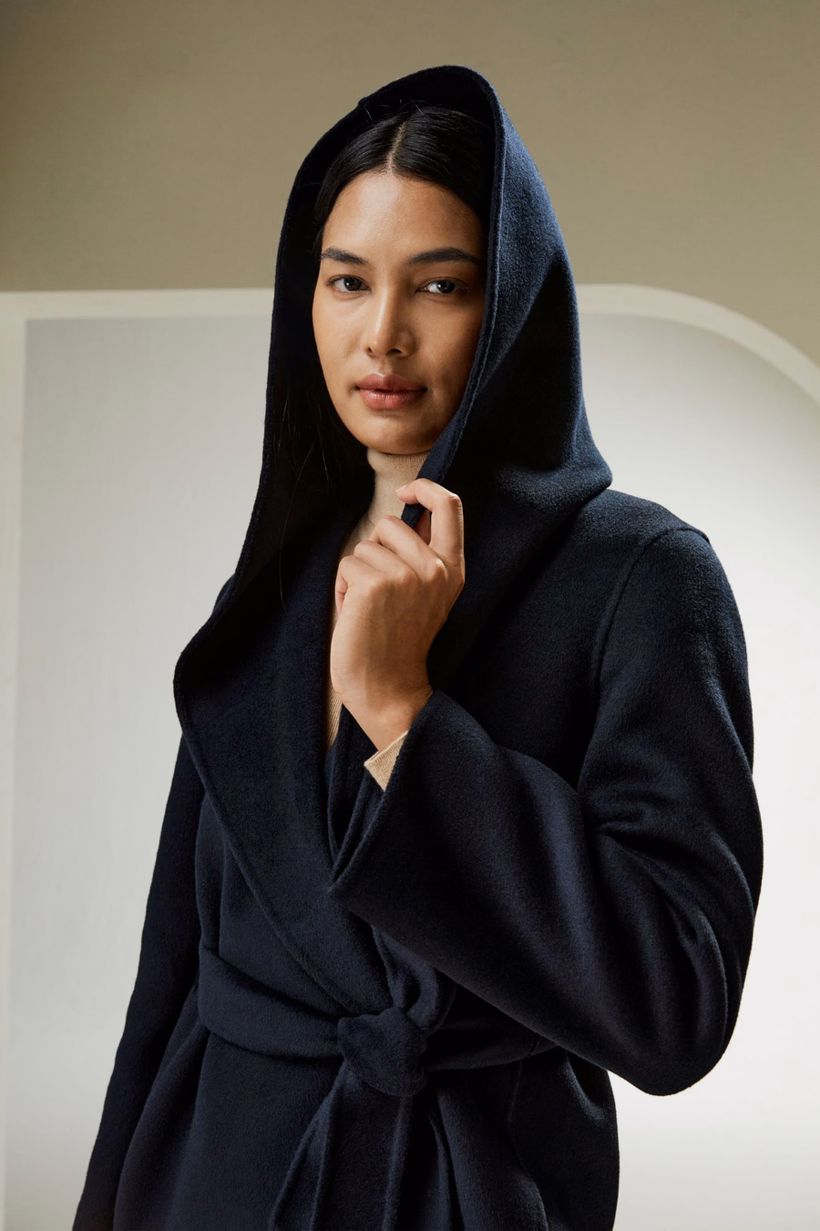 OUTERWEAR IN CASHMERE E LANA CON CINTURA E CAPPUCCIO