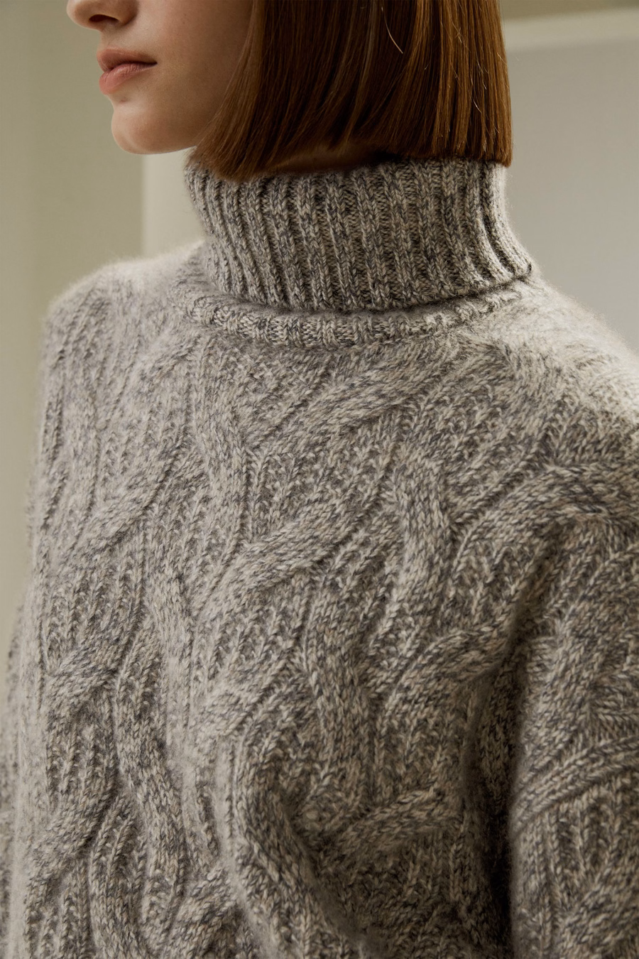 Maglione collo alto in cashmere a treccia