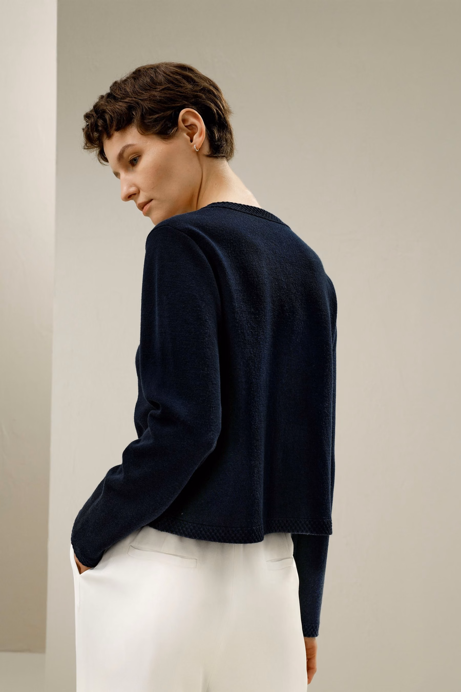 Cardigan con Bottoni Dorati in Lana Merino