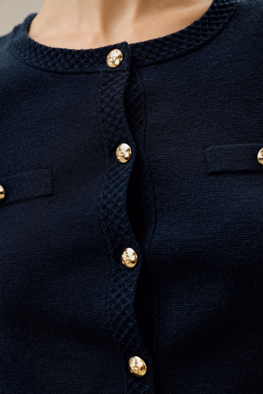 Cardigan con Bottoni Dorati in Lana Merino
