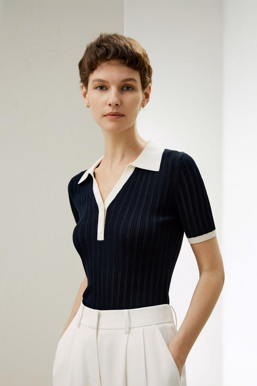 Top in maglia di seta a costine con scollatura a V