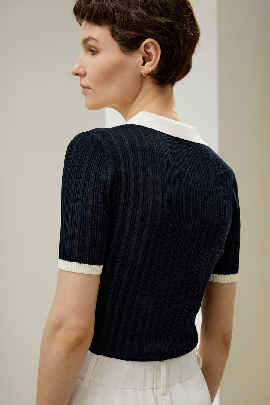 Top in maglia di seta a costine con scollatura a V
