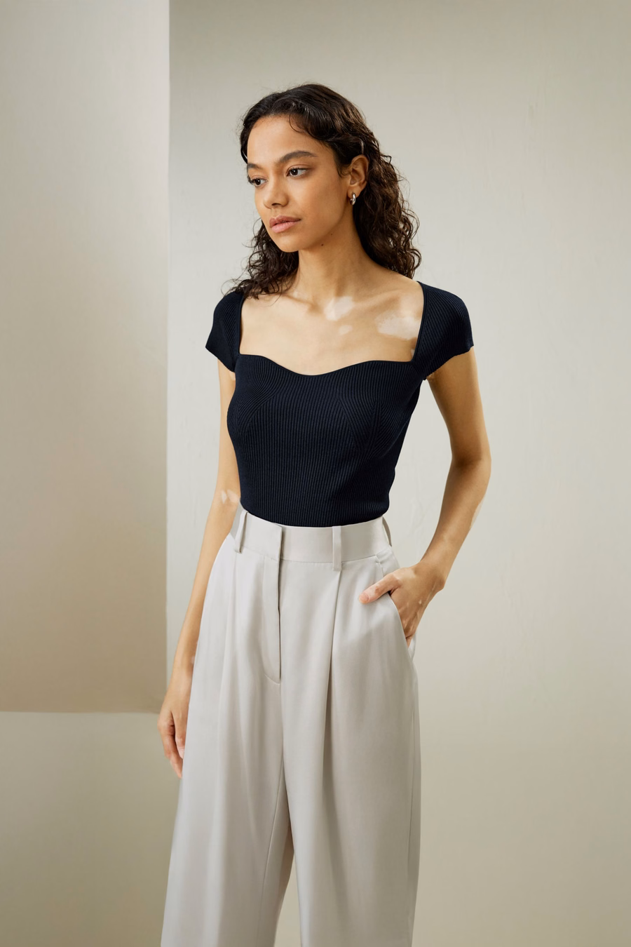 Top in maglia di seta a costine con scollatura a cuore