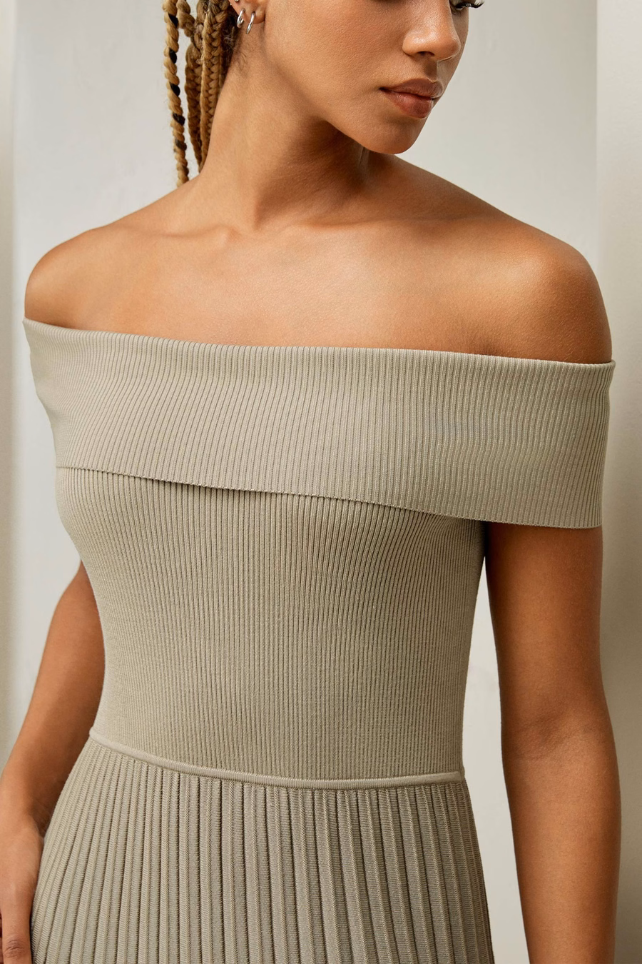 Abito plissettato ibrido off-shoulder