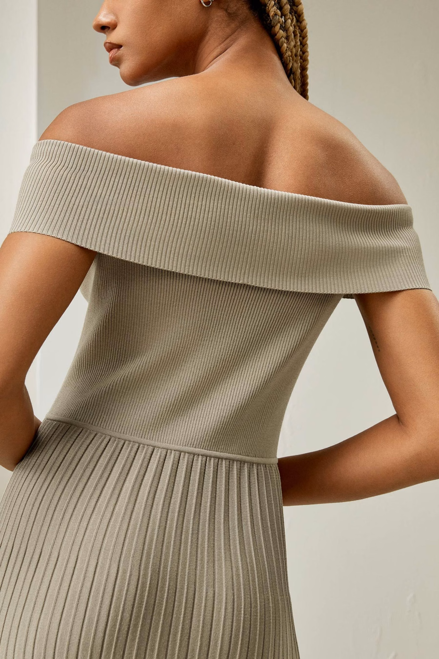 Abito plissettato ibrido off-shoulder