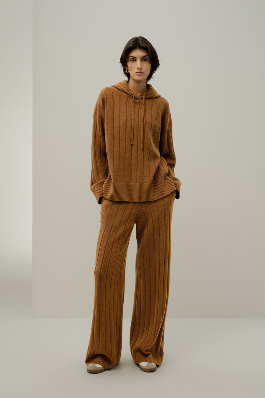 Top in maglia a coste con cappuccio