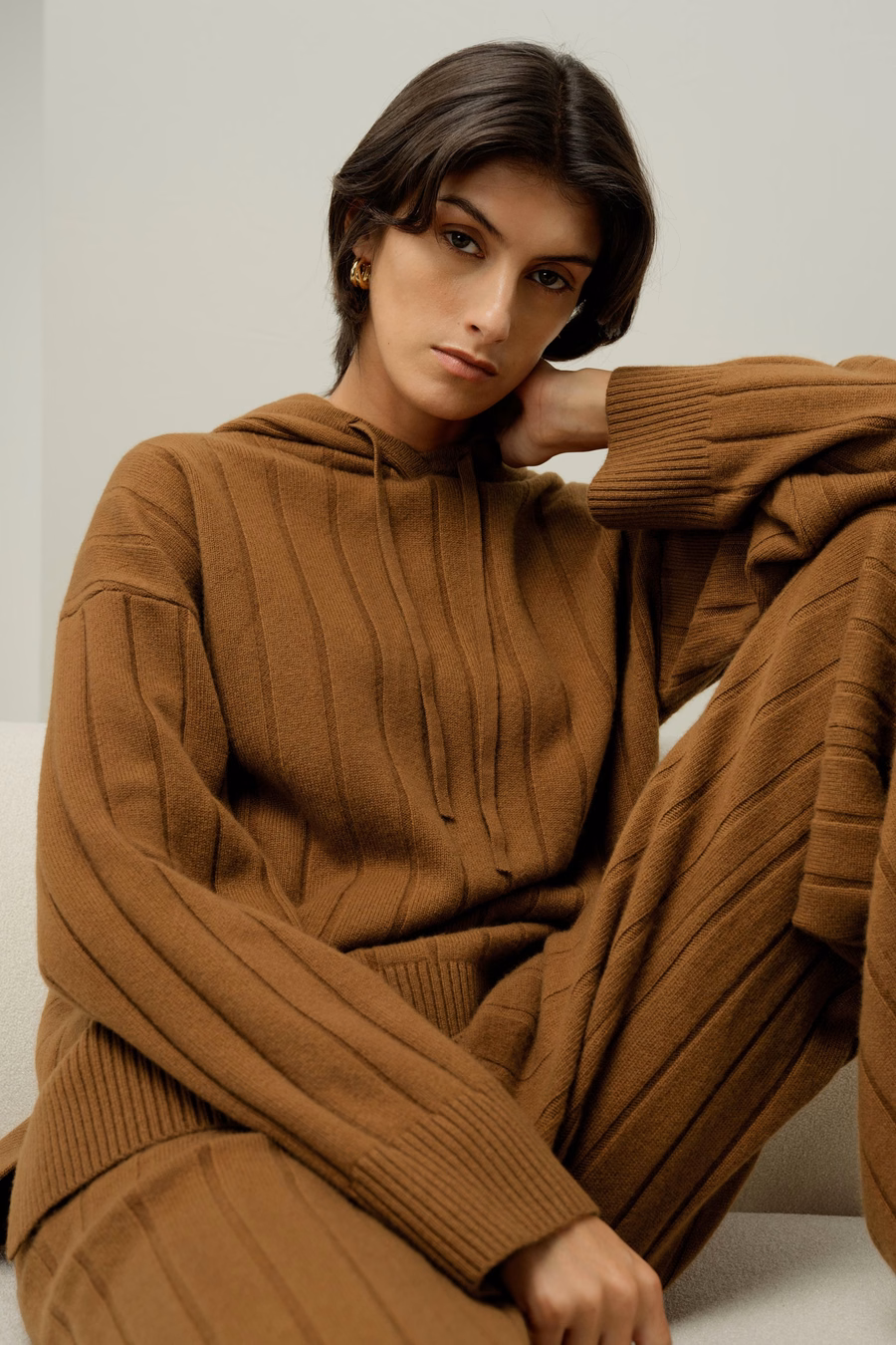 Top in maglia a coste con cappuccio