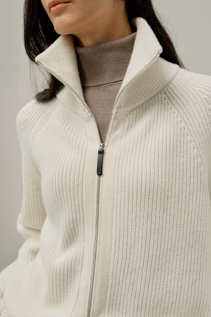 Cardigan con zip e collo alto a maglia a coste