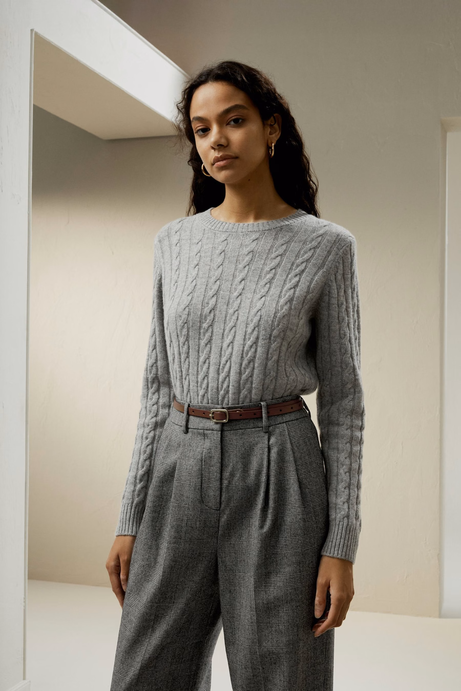 Maglione classico a trecce con bordi a coste