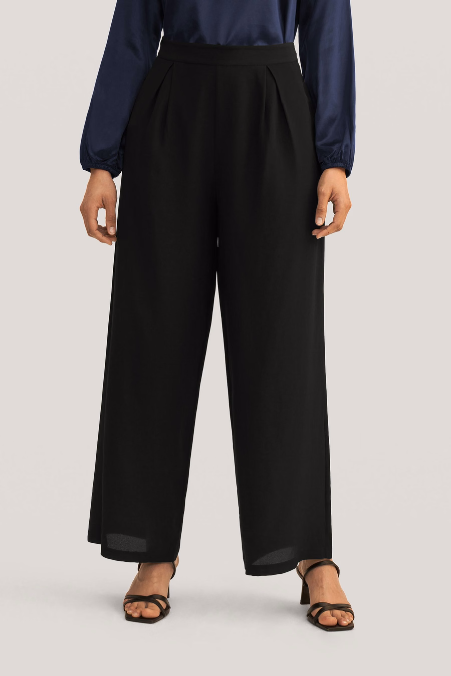 Pantaloni a gamba larga in seta liscia e cropped