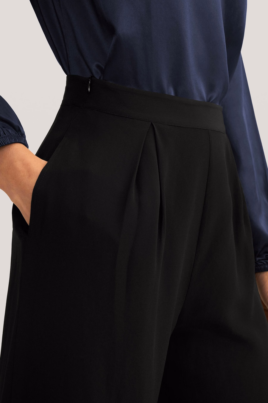 Pantaloni a gamba larga in seta liscia e cropped