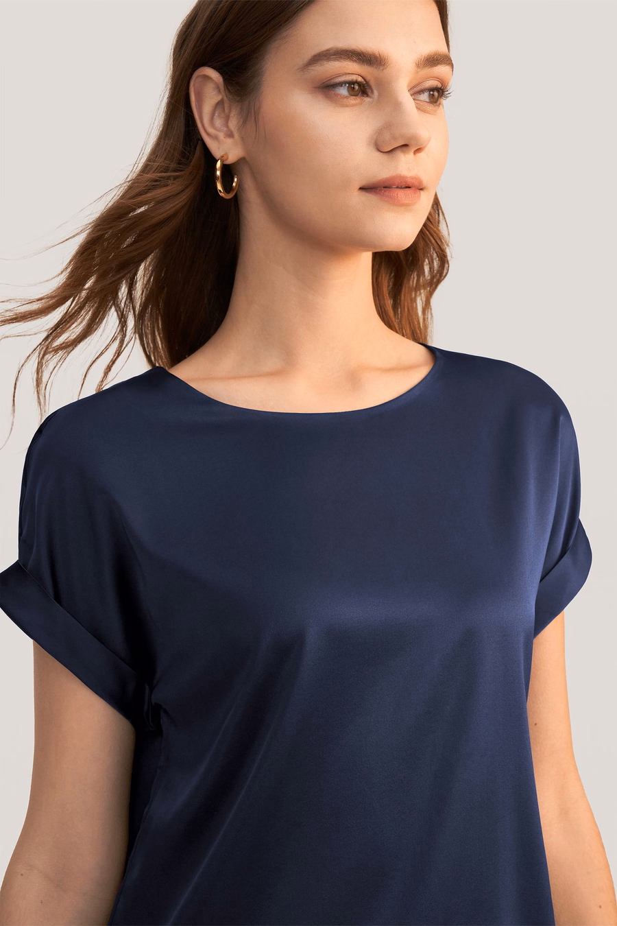 T-shirt in Seta con Maniche Corte e Collo Rotondo