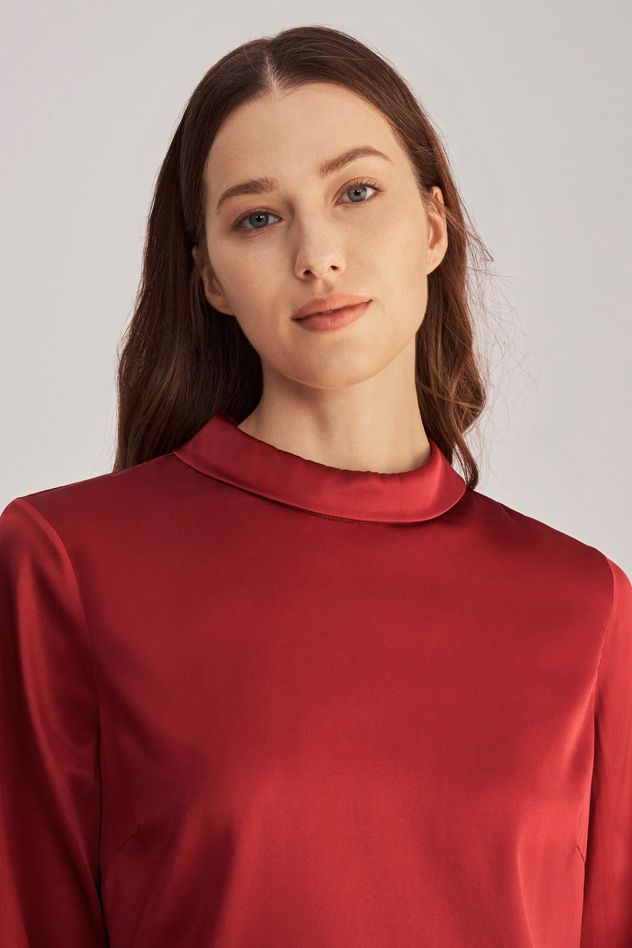 Blusa di seta a maniche lunghe con colletto alto