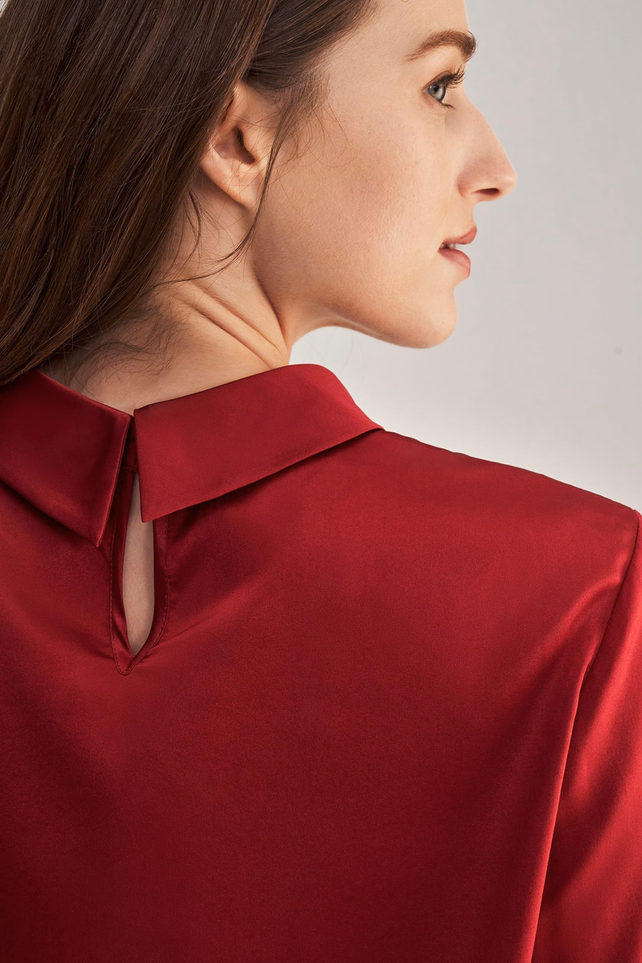 Blusa di seta a maniche lunghe con colletto alto