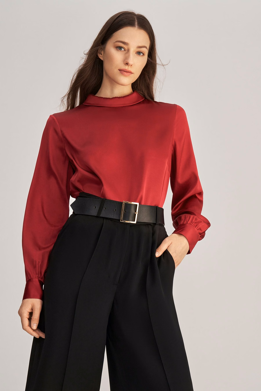 Blusa di seta a maniche lunghe con colletto alto
