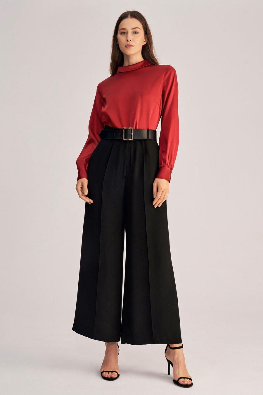 Blusa di seta a maniche lunghe con colletto alto