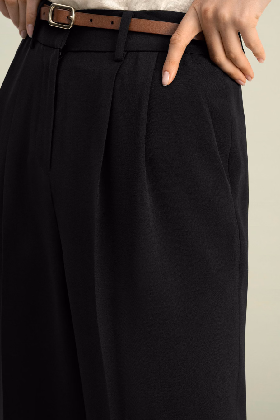 Pantaloni in seta densi a vita alta e a pieghe senza tempo