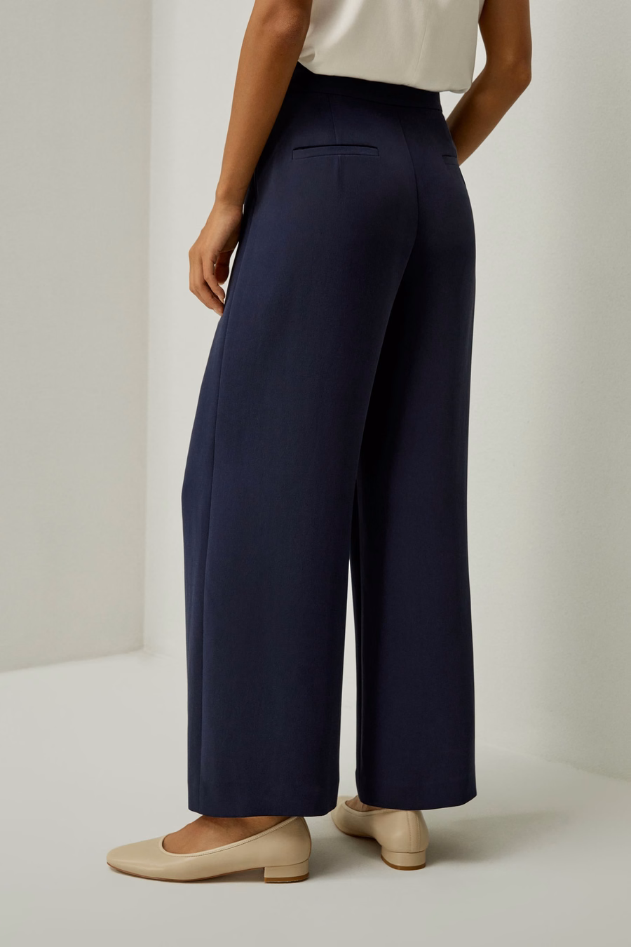 Pantalone ampio su misura in seta con vita media
