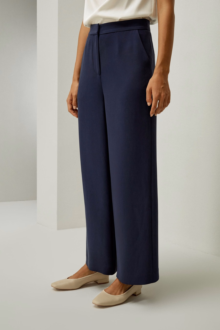 Pantalone ampio su misura in seta con vita media