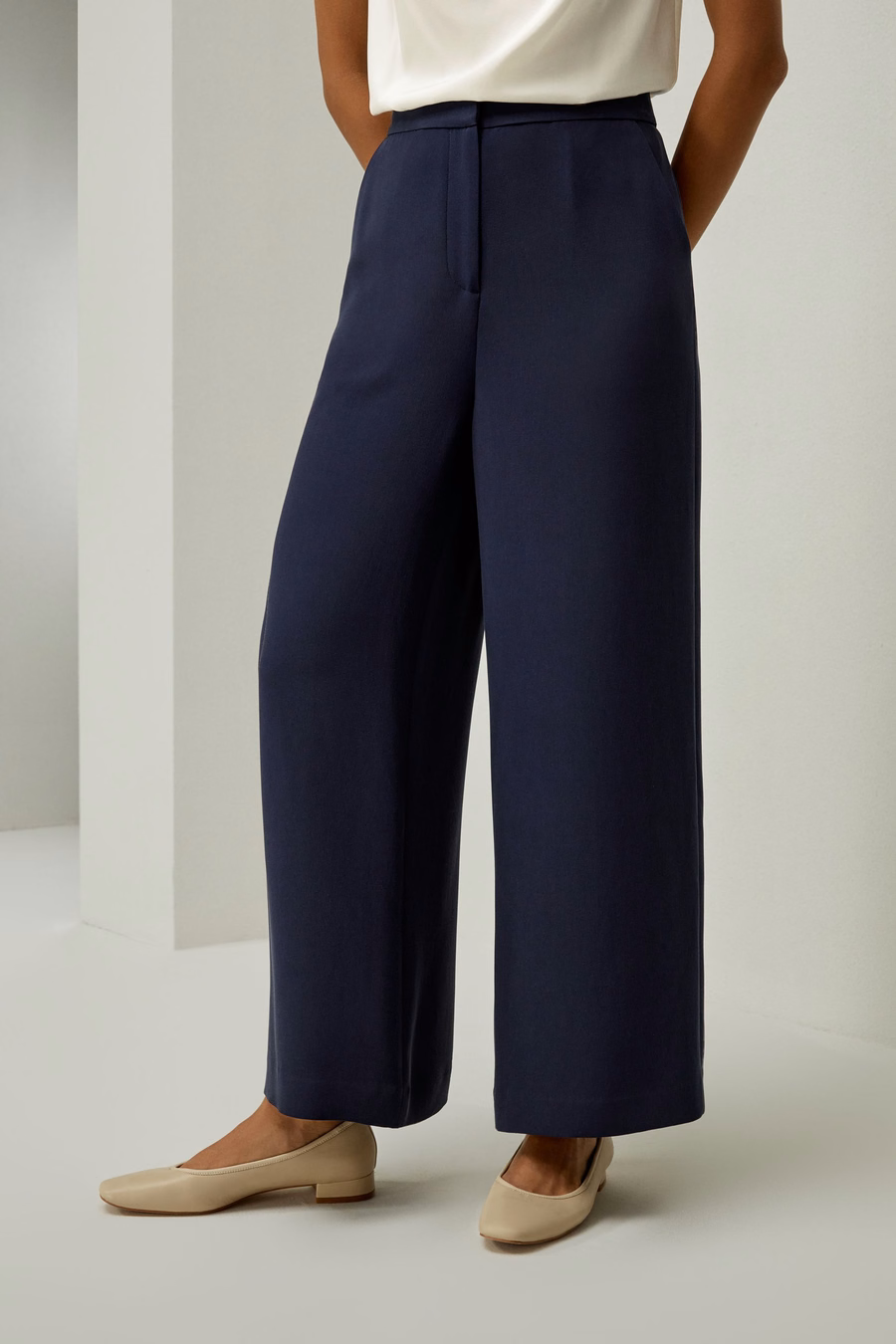Pantalone ampio su misura in seta con vita media
