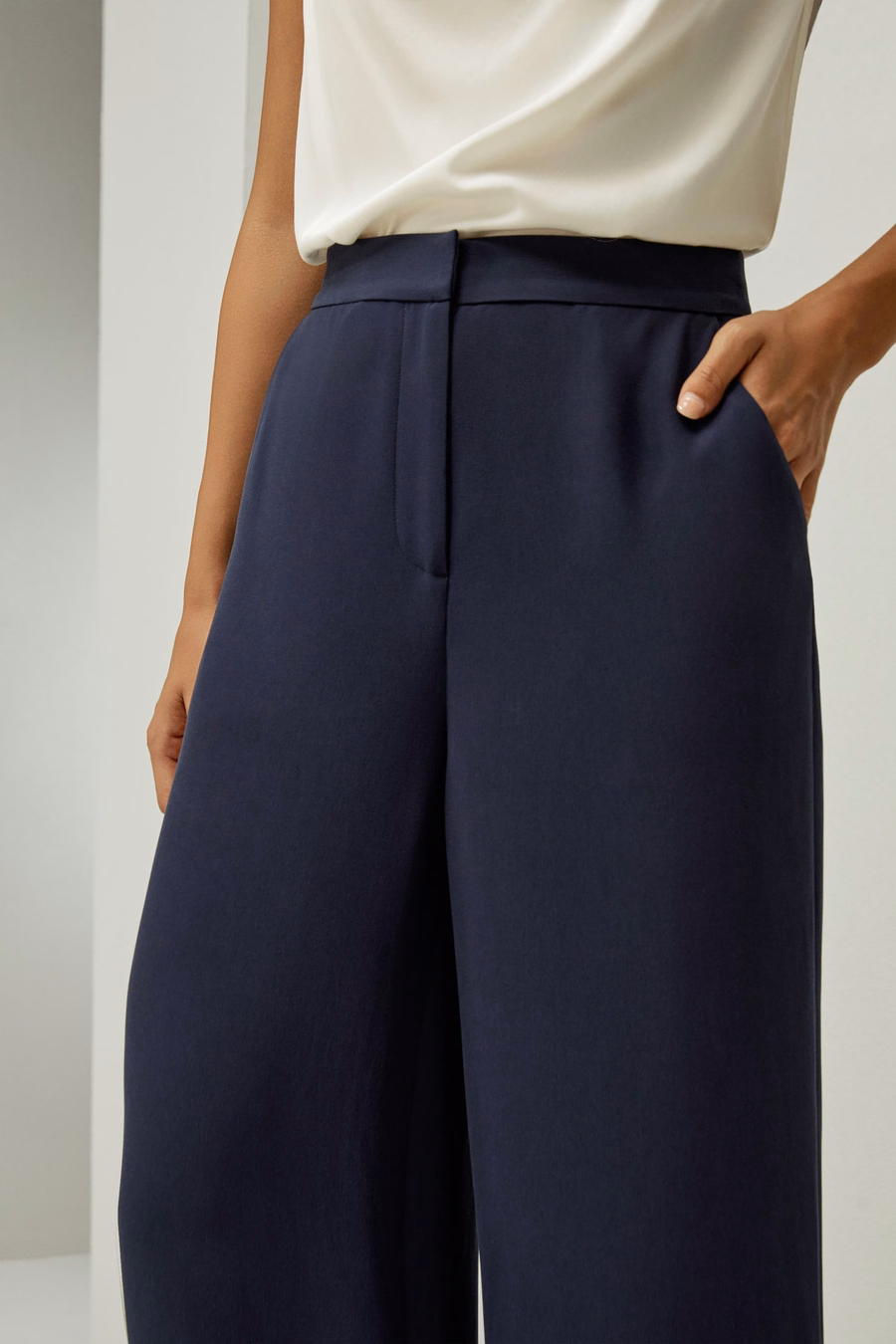 Pantalone ampio su misura in seta con vita media