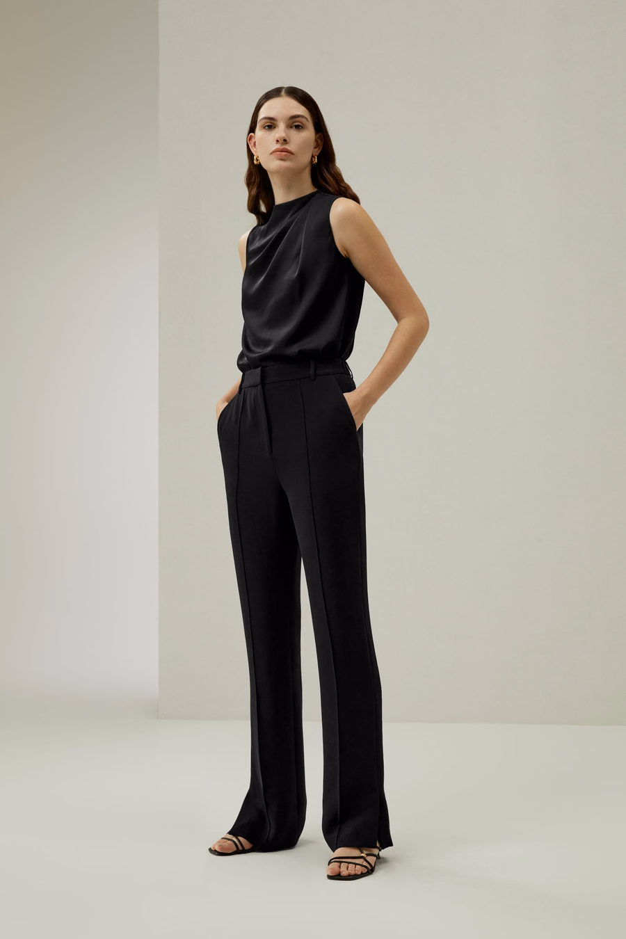 Pantaloni in seta dritti con spacco laterale
