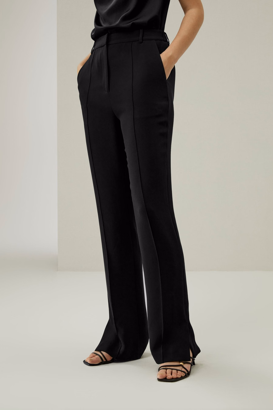 Pantaloni in seta dritti con spacco laterale