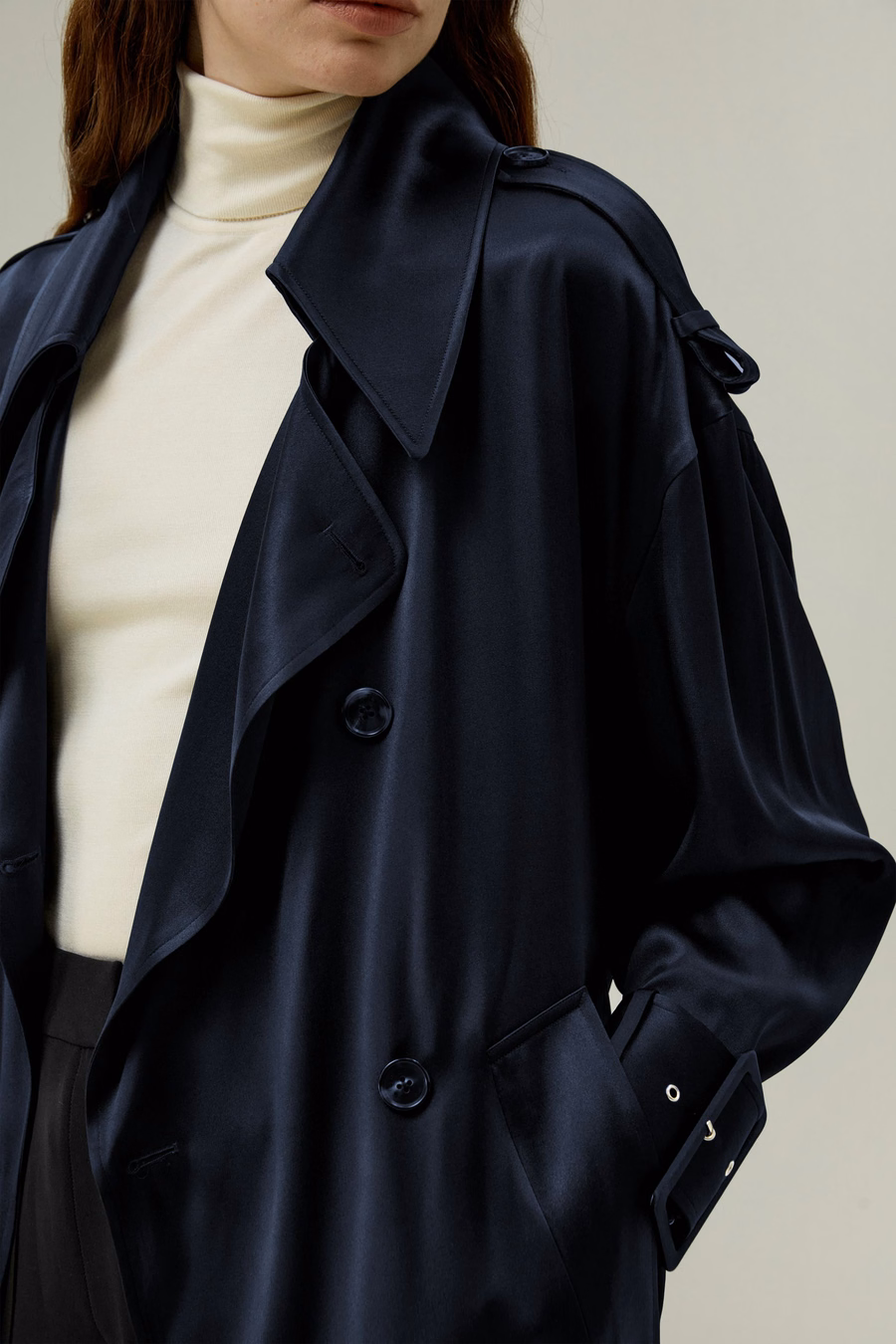 Trench coat in seta oversize