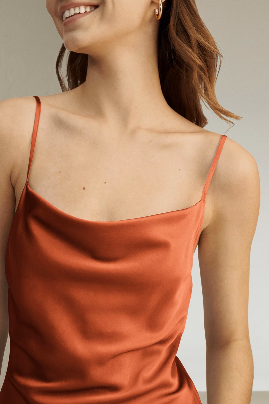 Abito in seta con collo a cowl elegante e seducente