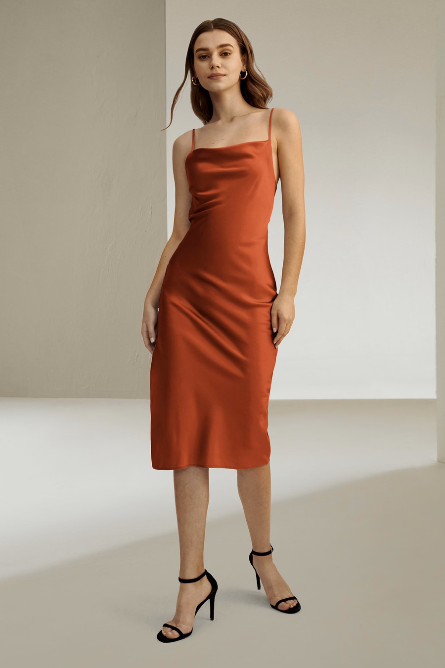 Abito in seta con collo a cowl elegante e seducente