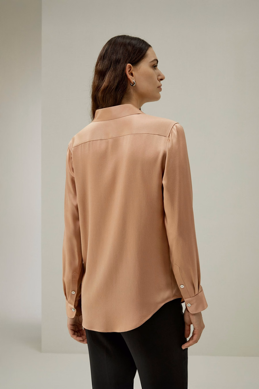 Blusa in seta minimalista con bottoni in conchiglia
