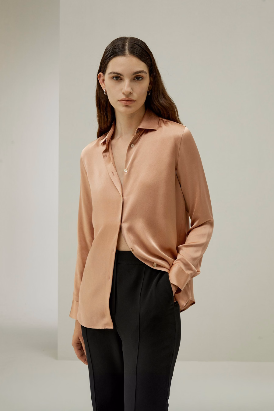 Blusa in seta minimalista con bottoni in conchiglia