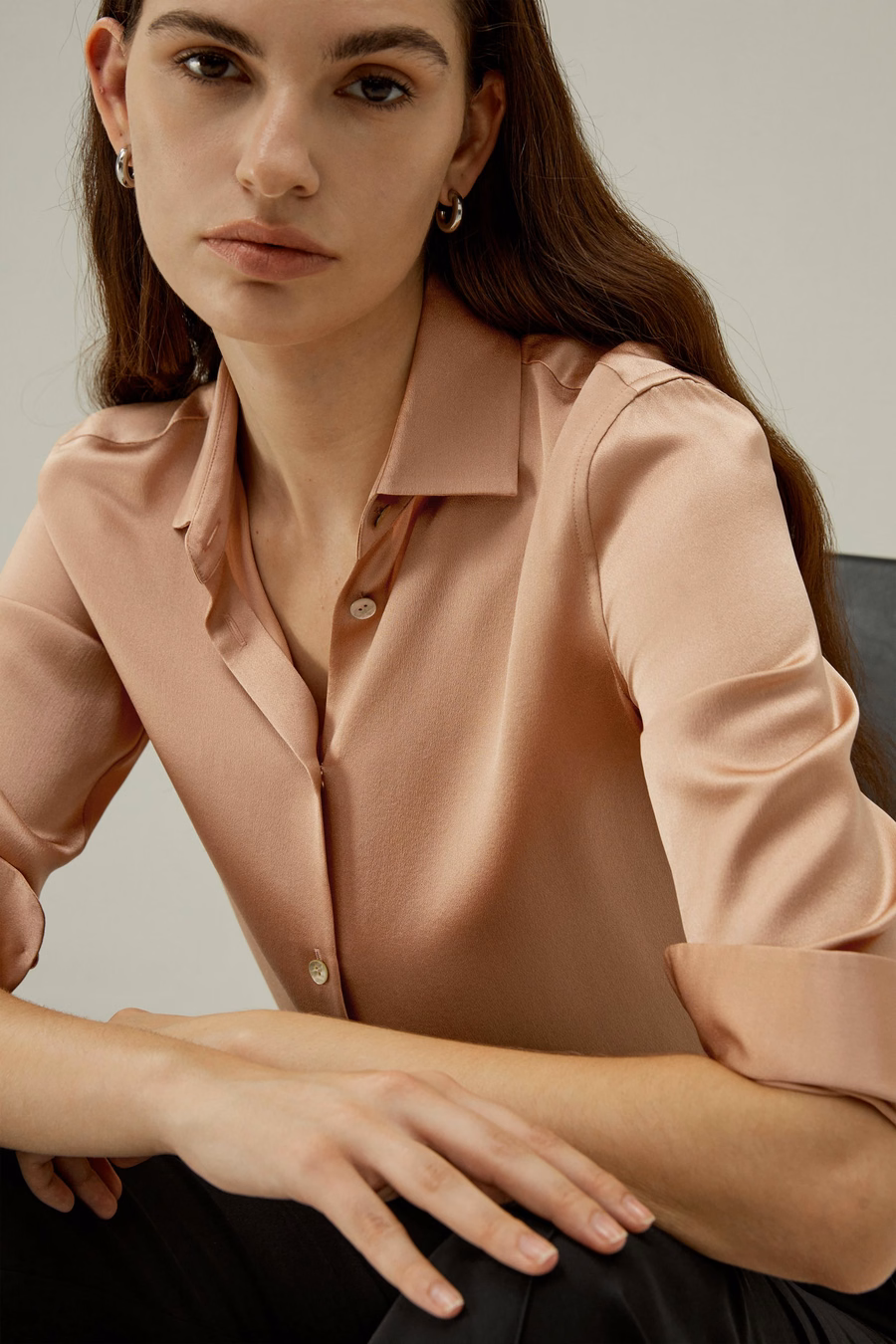 Blusa in seta minimalista con bottoni in conchiglia