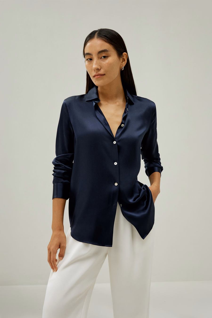 Elegante camicia di seta con bottoni