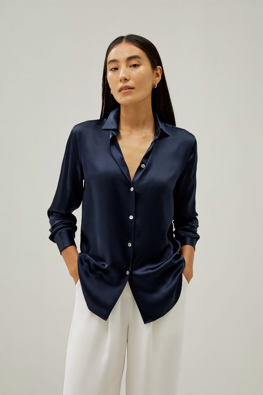 Elegante camicia di seta con bottoni