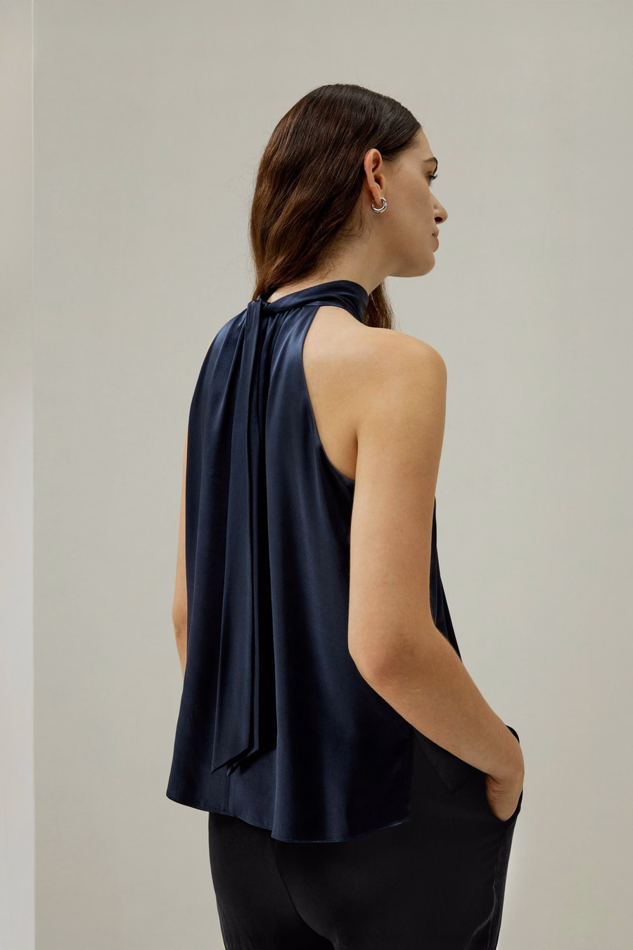 Top halter minimalista in seta