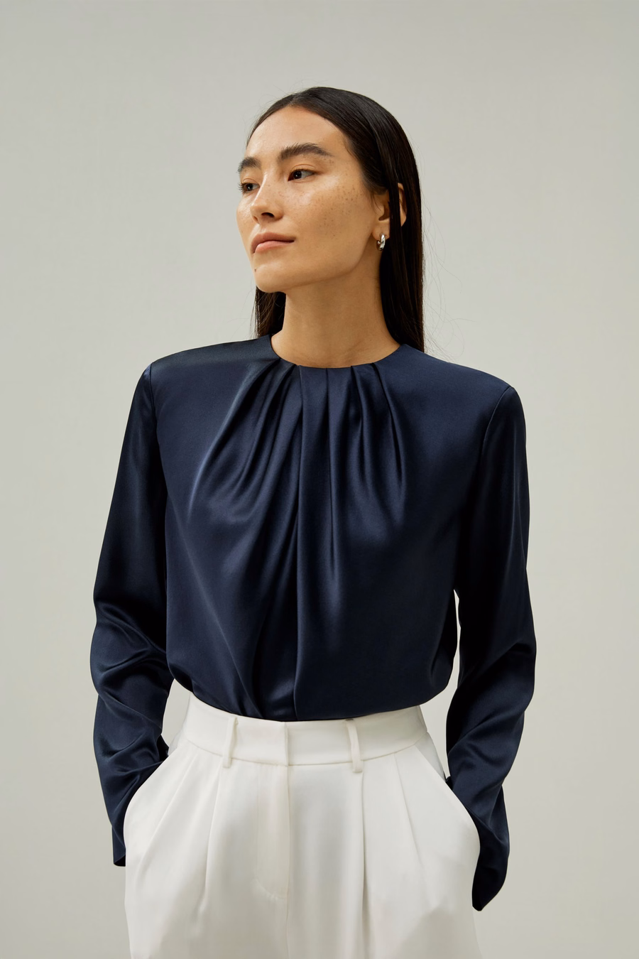 Top in seta con scollo arricciato