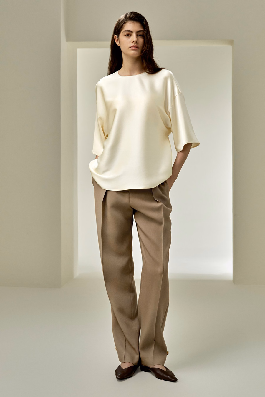 Blusa in seta rilassata con scollo rotondo