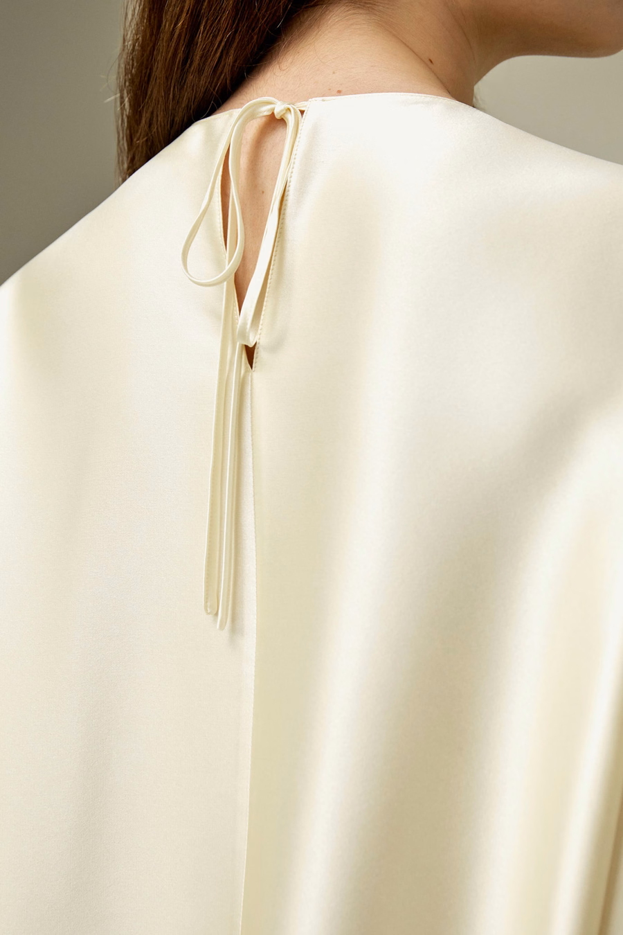 Blusa in seta rilassata con scollo rotondo
