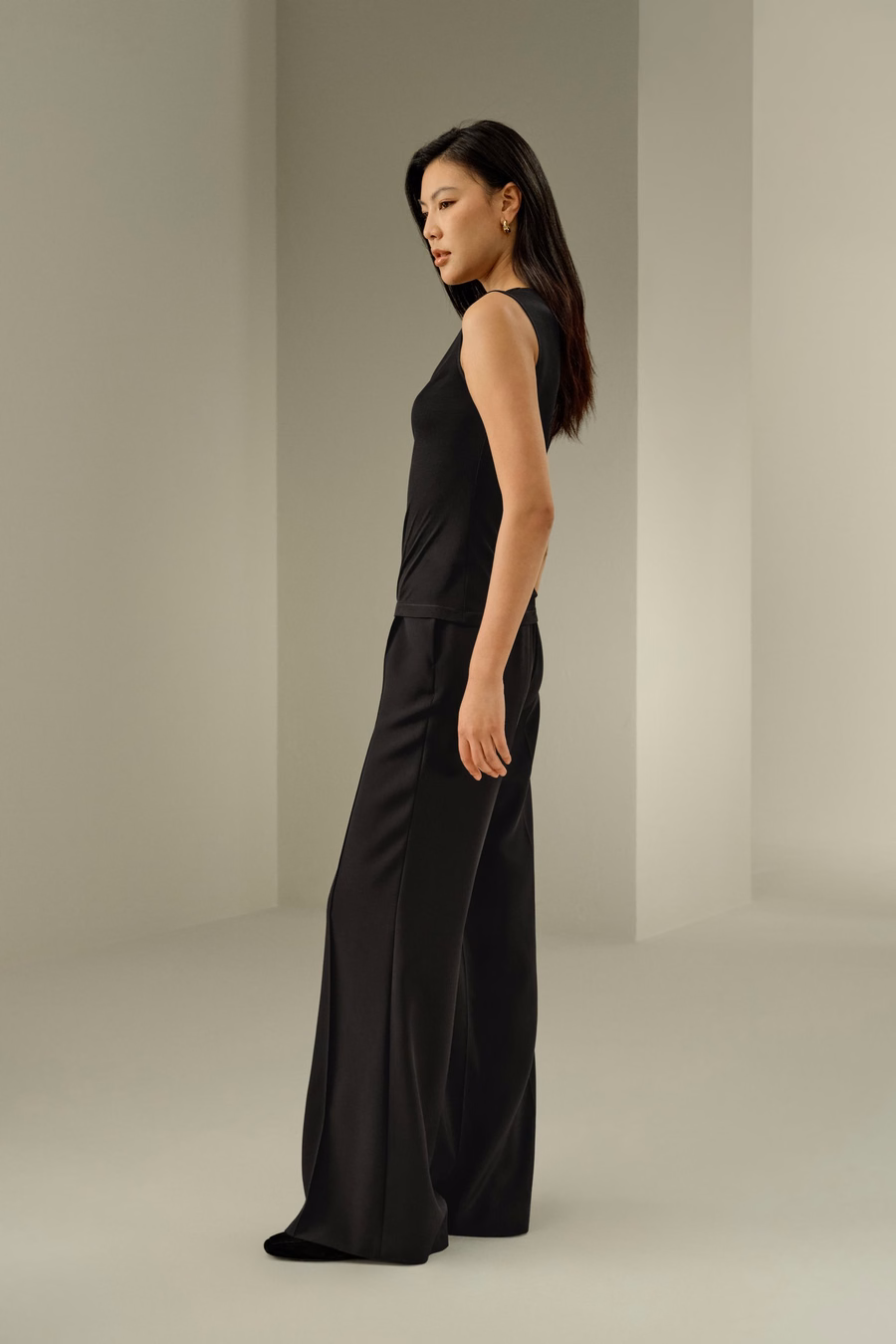 Top senza maniche con collo a cowl in Seta Jersey